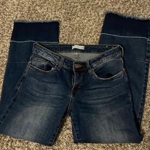 Adorable frayed crop jeans.